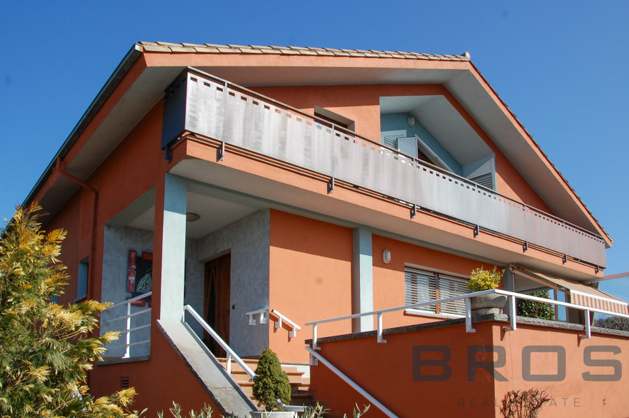 VILLA WITH GARDEN, ELEVATOR AND VIEWS IN THE RESIDENTIAL AREA OF LES FONTS – BATET (OLOT)