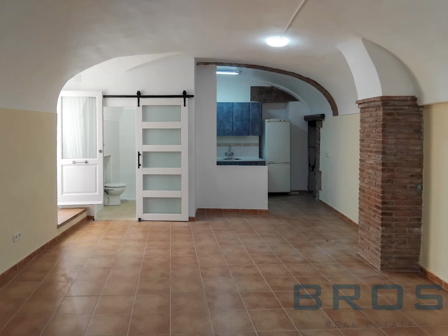 TORROELLA DE MONTGRÍ – FULLY RENOVATED GROUND FLOOR WITH CHARM AND CATALAN VAULTED CEILINGS